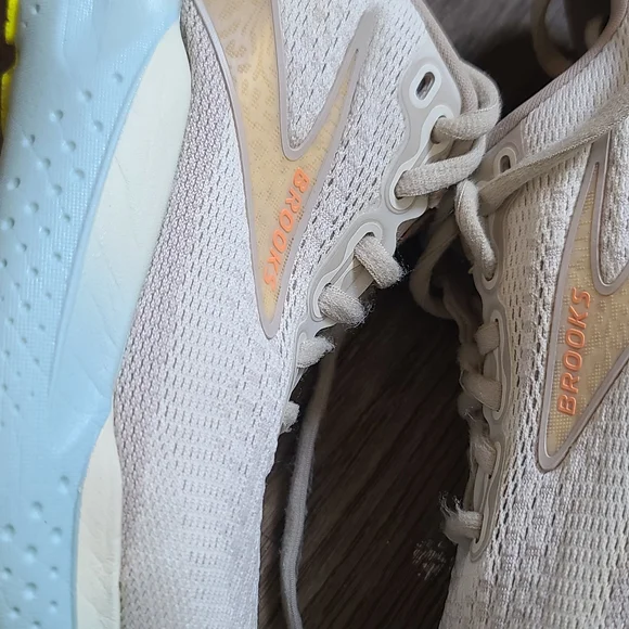 Brooks Women’s Lightweight Neutral Running Shoe - Pale Pink - Picture 3 of 9